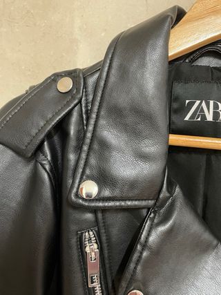 Cazadora efecto piel Zara
