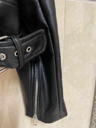 Cazadora efecto piel Zara