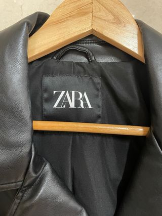 Cazadora efecto piel Zara