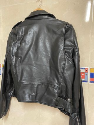 Cazadora efecto piel Zara