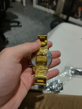 Reloj de pulsera dorado