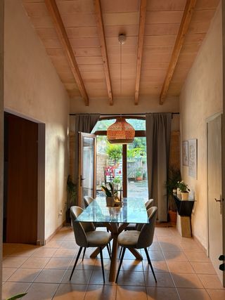 Mesa de cristal y madera