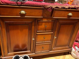 Aparador de cerezo con cajones y puertas