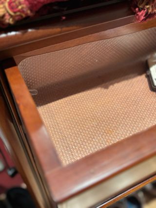 Aparador de cerezo con cajones y puertas