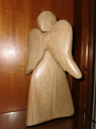 Ángel de madera de roble rústico