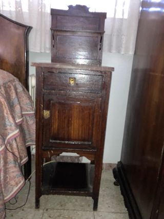 Mesita de noche antigua de madera