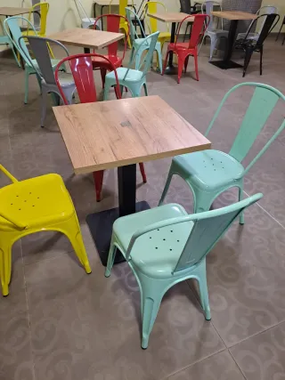 Conjunto mesa y sillas de metal