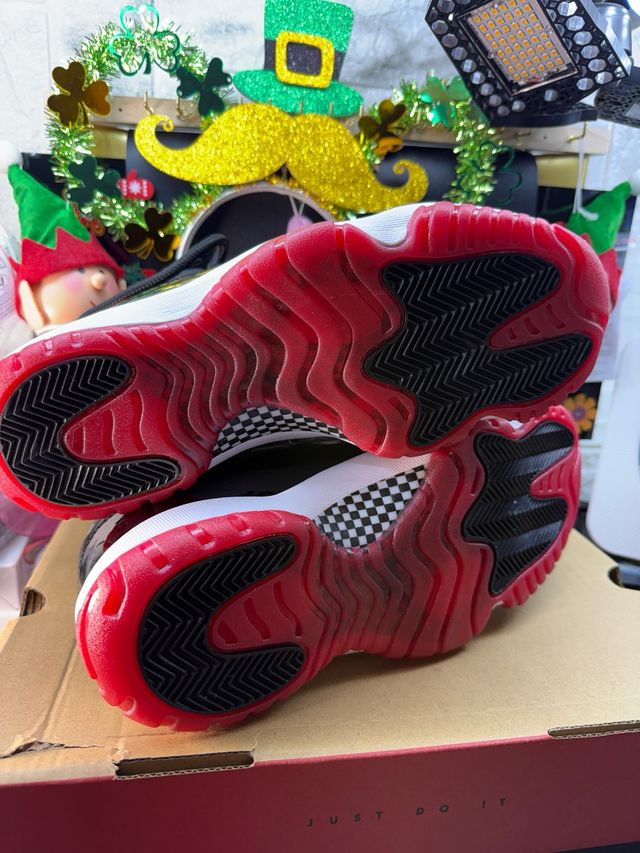 Jordan 11 Zapatillas Negras y Rojas