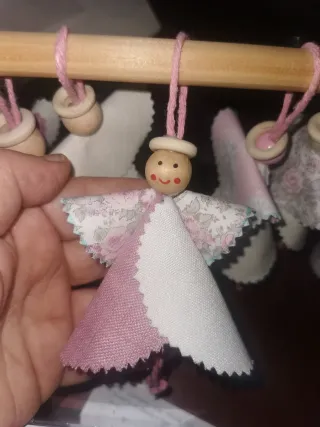 Ángeles de tela, lino, algodón y madera