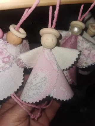 Ángeles de tela, lino, algodón y madera