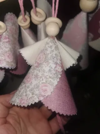 Ángeles de tela, lino, algodón y madera