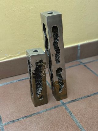 2 Candelabros de Bronce Tallados, uno más alto j