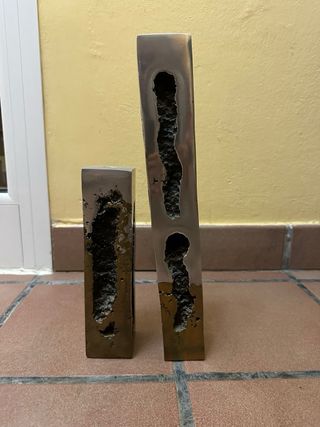 2 Candelabros de Bronce Tallados, uno más alto j