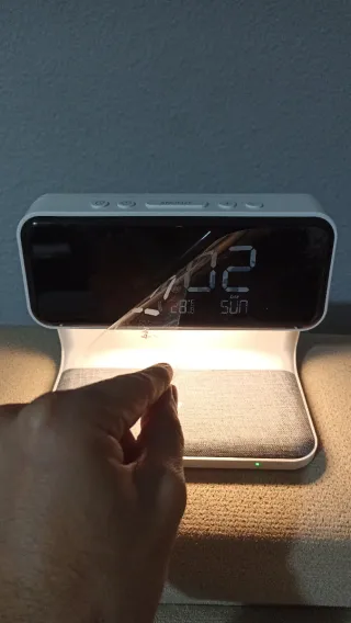 Reloj despertador con Cargador Inalámbrico.