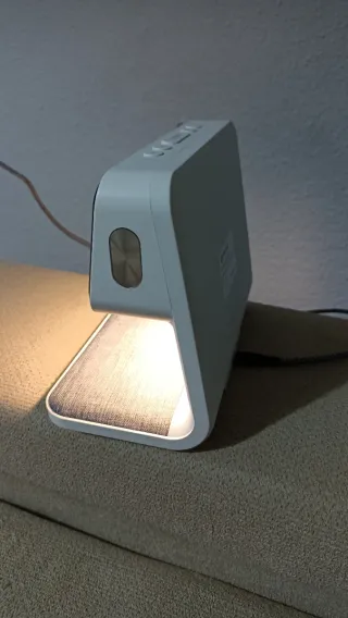 Reloj despertador con Cargador Inalámbrico.