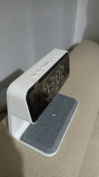 Reloj despertador con Cargador Inalámbrico.