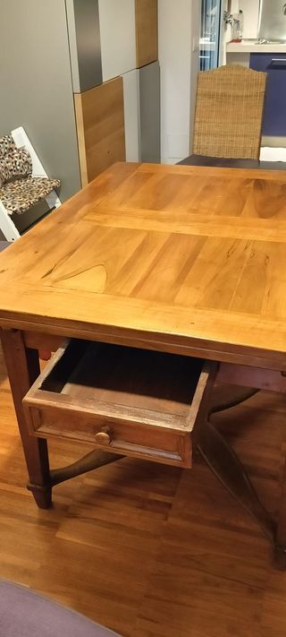 Elegante tavolo in legno allungabile