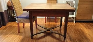 Elegante tavolo in legno allungabile