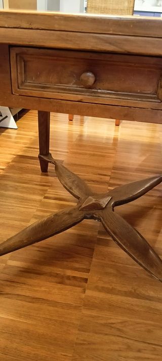 Elegante tavolo in legno allungabile