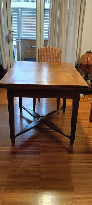 Elegante tavolo in legno allungabile