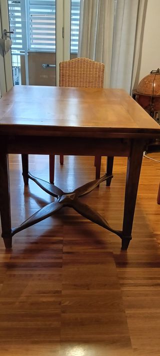 Elegante tavolo in legno allungabile