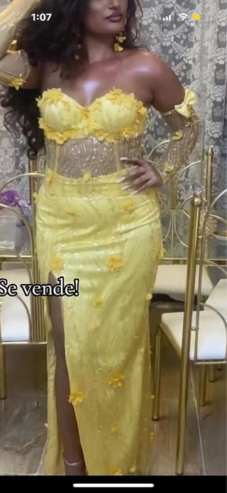 Vestido de fiesta amarillo con flores y acorse