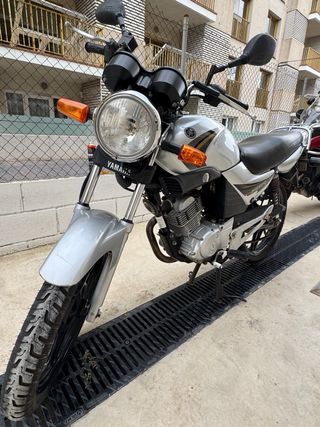 Moto Yamaha YBR125 Plata