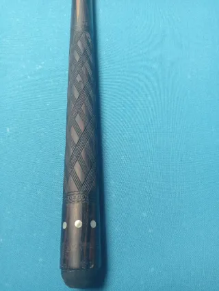 Taco de billar con diseño grabado