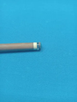 Taco de billar con diseño grabado