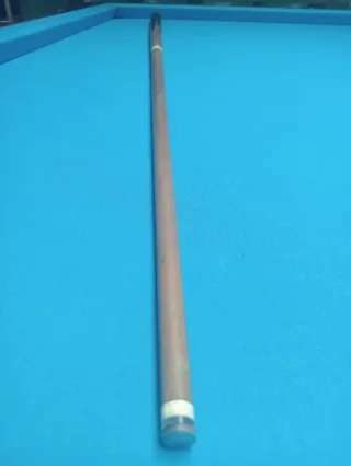 Taco de billar con diseño grabado