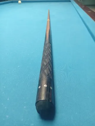 Taco de billar con diseño grabado