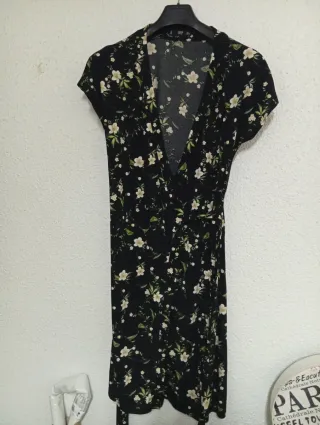 2Vestido floreado cruzado negro y volores