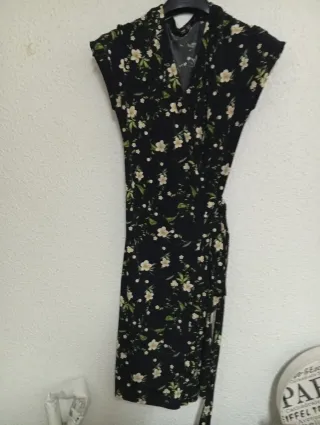 2Vestido floreado cruzado negro y volores