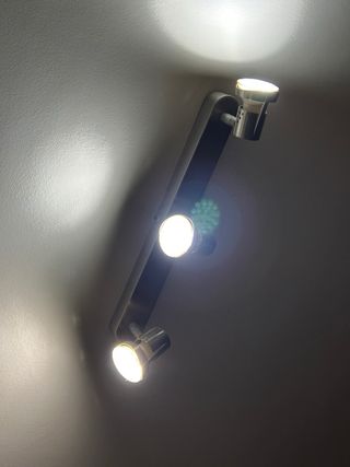 Lámparas de techo doradas y blancas