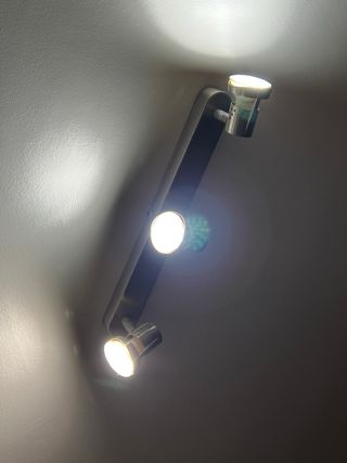 Lámparas de techo doradas y blancas