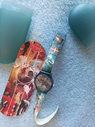 Reloj de pulsera con diseño artístico