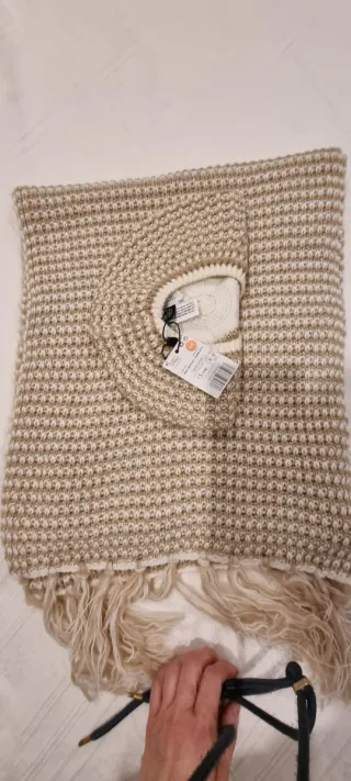 Conjunto bufanda y gorro de Mango.