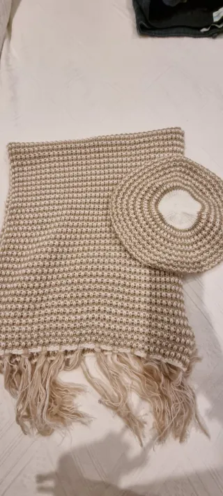 Conjunto bufanda y gorro de Mango.
