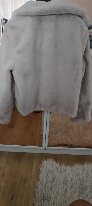 Abrigo pelo corto beige sin estrenar