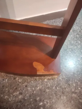 Perchero de madera marrón