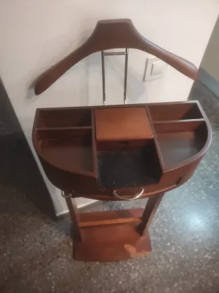 Perchero de madera marrón