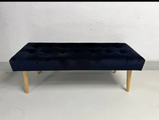 Banco de terciopelo azul con patas de madera