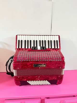Acordeón Estrella Rojo, sin uso. Costo 1400 euros