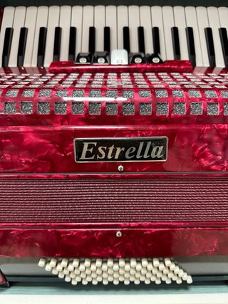 Acordeón Estrella Rojo, sin uso. Costo 1400 euros