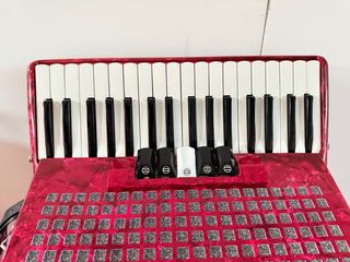 Acordeón Estrella Rojo, sin uso. Costo 1400 euros