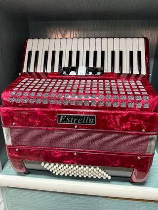 Acordeón Estrella Rojo, sin uso. Costo 1400 euros