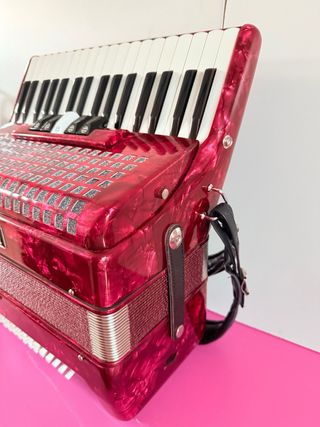 Acordeón Estrella Rojo, sin uso. Costo 1400 euros