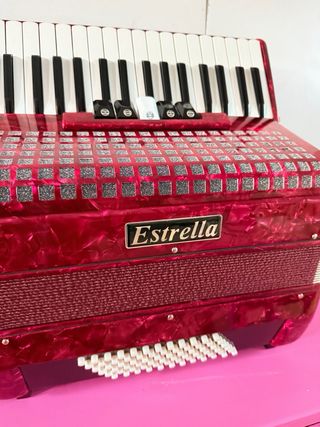 Acordeón Estrella Rojo, sin uso. Costo 1400 euros