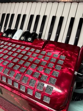 Acordeón Estrella Rojo, sin uso. Costo 1400 euros