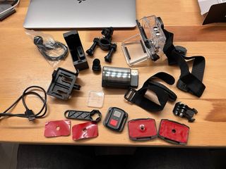 Cámara Deportiva 4K doble pantalla y accesorios